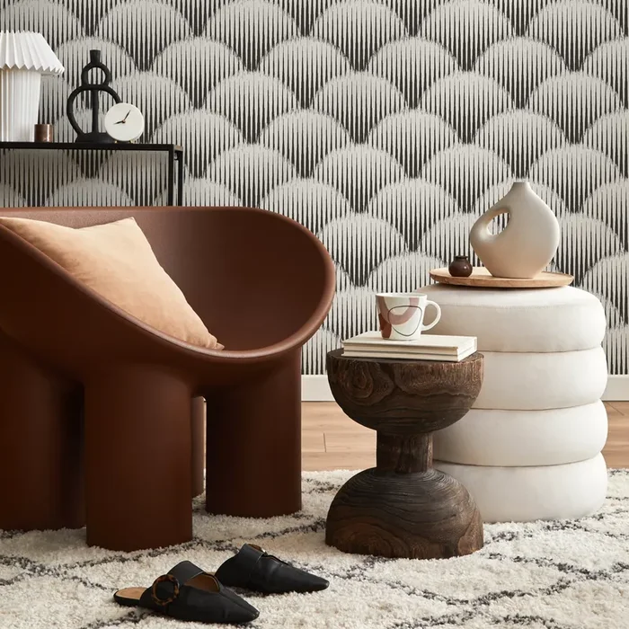 Art Deco Wallpaper With A Feathered Scallop Motif In Black And White – C742