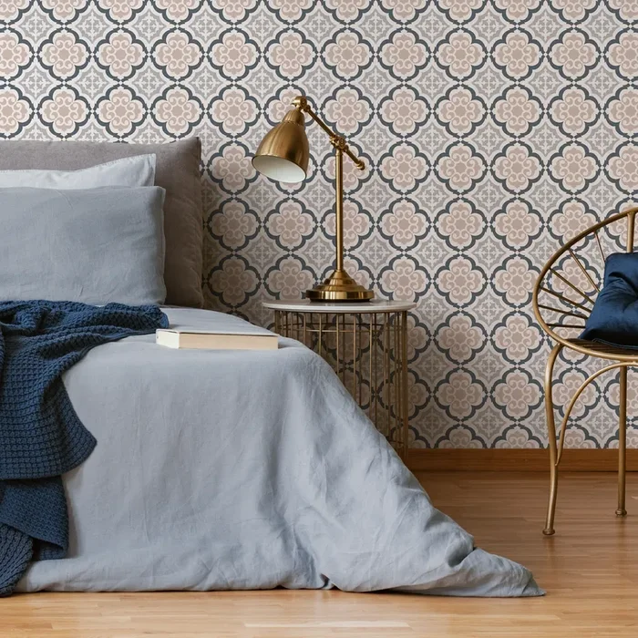 Classic Tile Wallpaper With A Quatrefoil Pattern In Charcoal, Beige, And Grey – C165