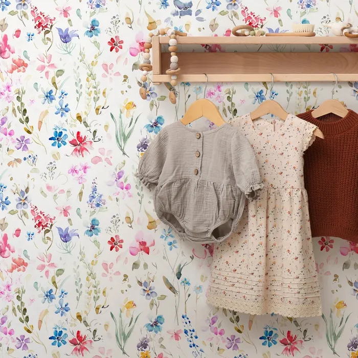 Floral Wallpaper Featuring Delicate Watercolor Blooms In Pink, Blue, And Purple – B383