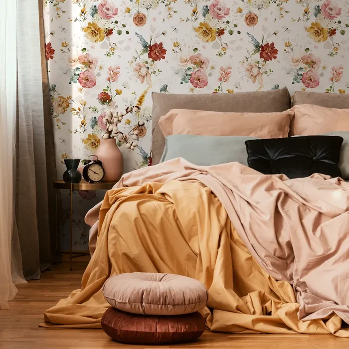 Floral Wallpaper With A Vintage Watercolor Bouquet In Pink, Yellow, And Red – C821